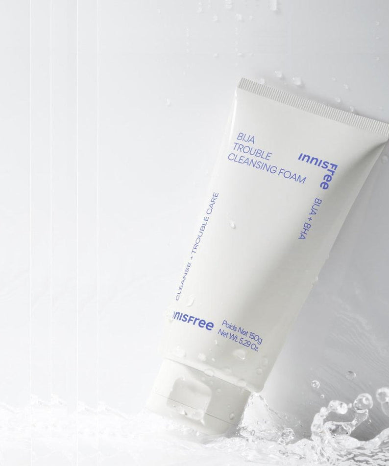 INNISFREE Bija Trouble Cleansing Foam 150g de la marque Innisfree, sur fond blanc avec éclaboussures d’eau.
