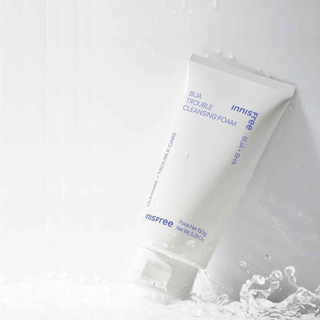 INNISFREE Bija Trouble Cleansing Foam 150g de la marque Innisfree, sur fond blanc avec éclaboussures d’eau.