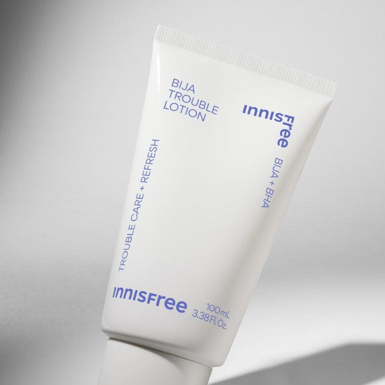 INNISFREE Bija Trouble Lotion 100ml, tube de crème cosmétique de la marque Innisfree sur fond blanc, éclairage studio.
