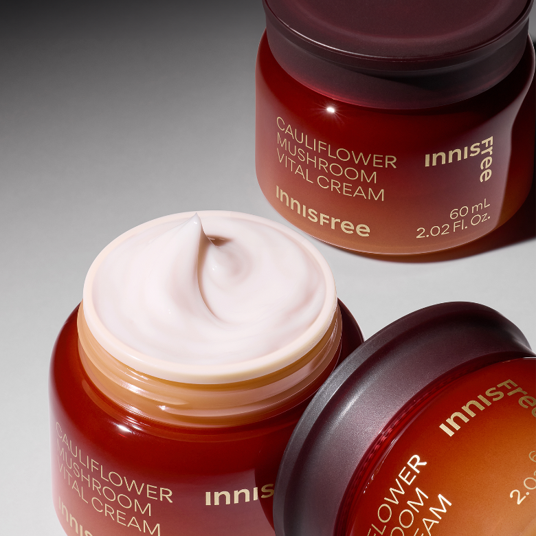 INNISFREE Cauliflower Mushroom Vital Cream 60ml : pots et texture crème blanche sur fond blanc, marque INNISFREE.