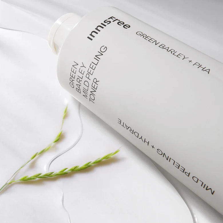 INNISFREE Green Barley Mild Peeling Toner 250ml, flacon blanc sur fond clair, produit beauté de la marque Innisfree