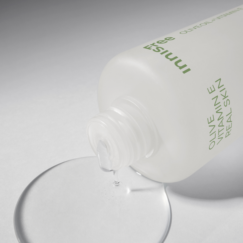 INNISFREE Olive Vitamin E Real Skin 170ml : flacon cosmétique sur fond clair, produit INNISFREE, texture de crème