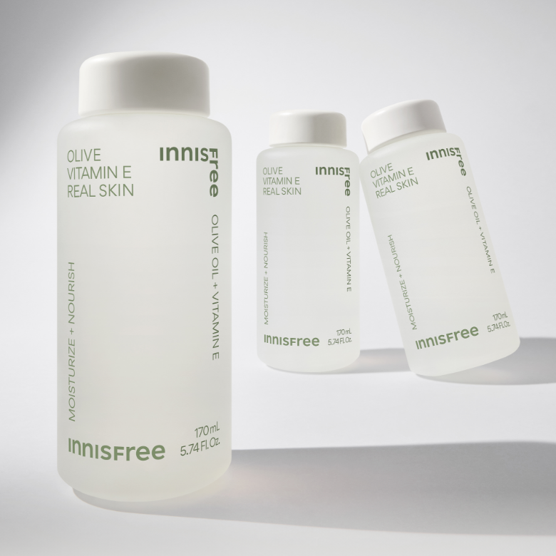 INNISFREE Olive Vitamin E Real Skin 170ml, flacons blancs Innisfree sur fond clair, produits de soin visage.