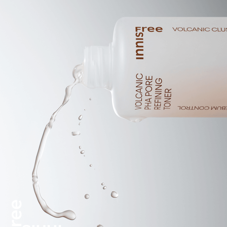 INNISFREE Volcanic PHA Pore Refining Toner 170ml de marque Innisfree : flacon blanc sur fond clair, gouttes d’eau.