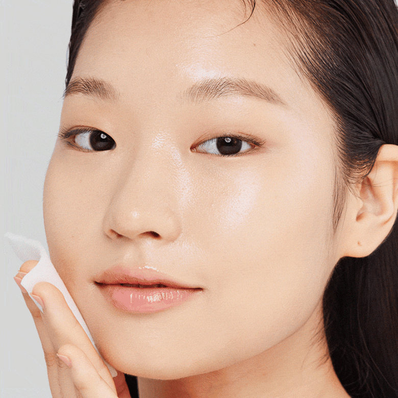 INNISFREE Volcanic PHA Pore Refining Toner 170ml : femme au visage avec peau lumineuse, application du soin de la marque Innisfree