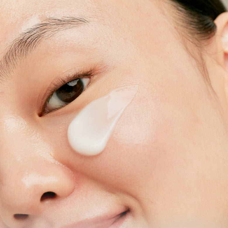 INNISFREE Wrinkle Science Spot Treatment 40ml, marque Innisfree, sérum sur peau avec goutte blanche près de l’œil