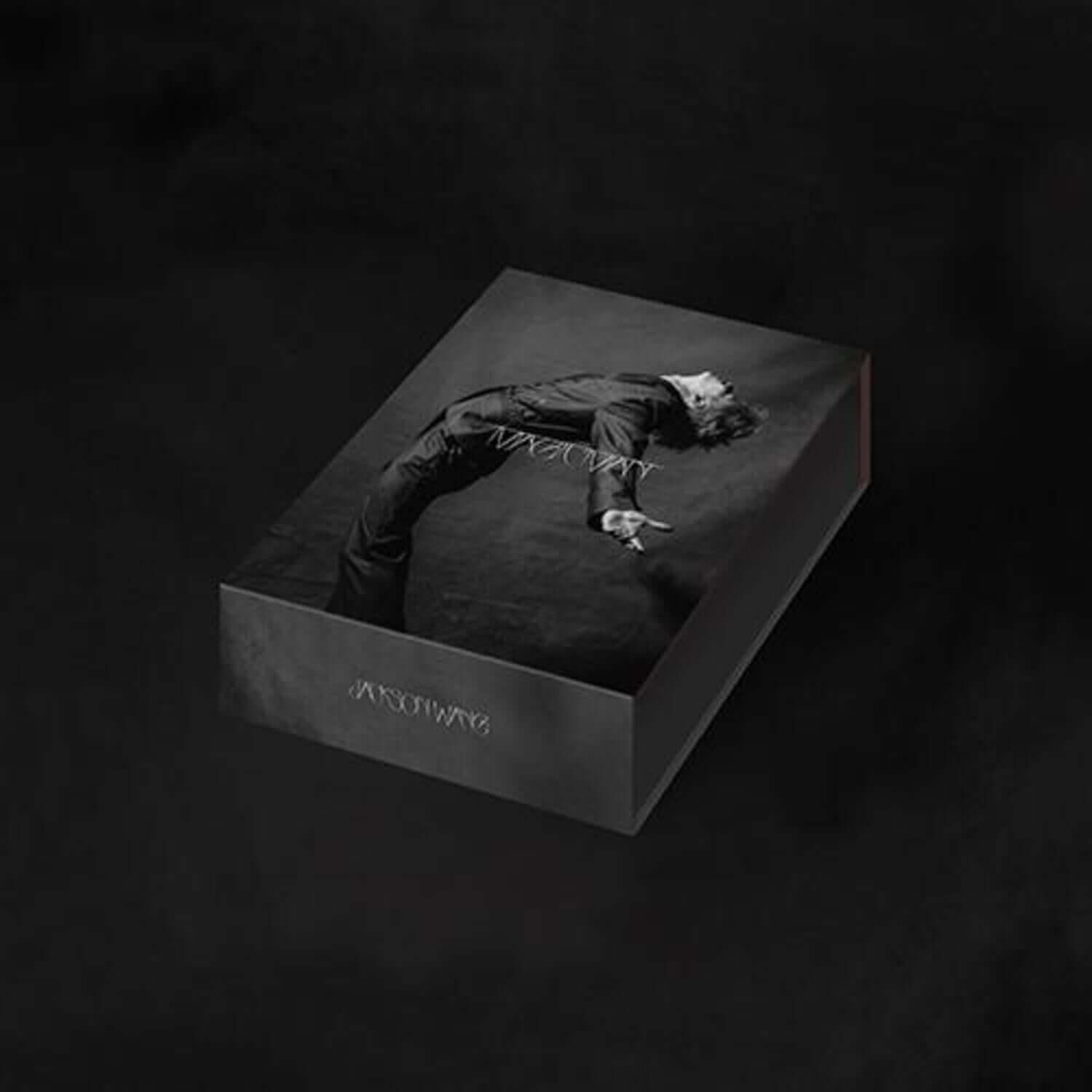 JACKSON WANG - [MAGIC MAN] (MAGIC MAN Collector’s 02 ver.) - Album Kpop : coffret photo noir, concept élégant.