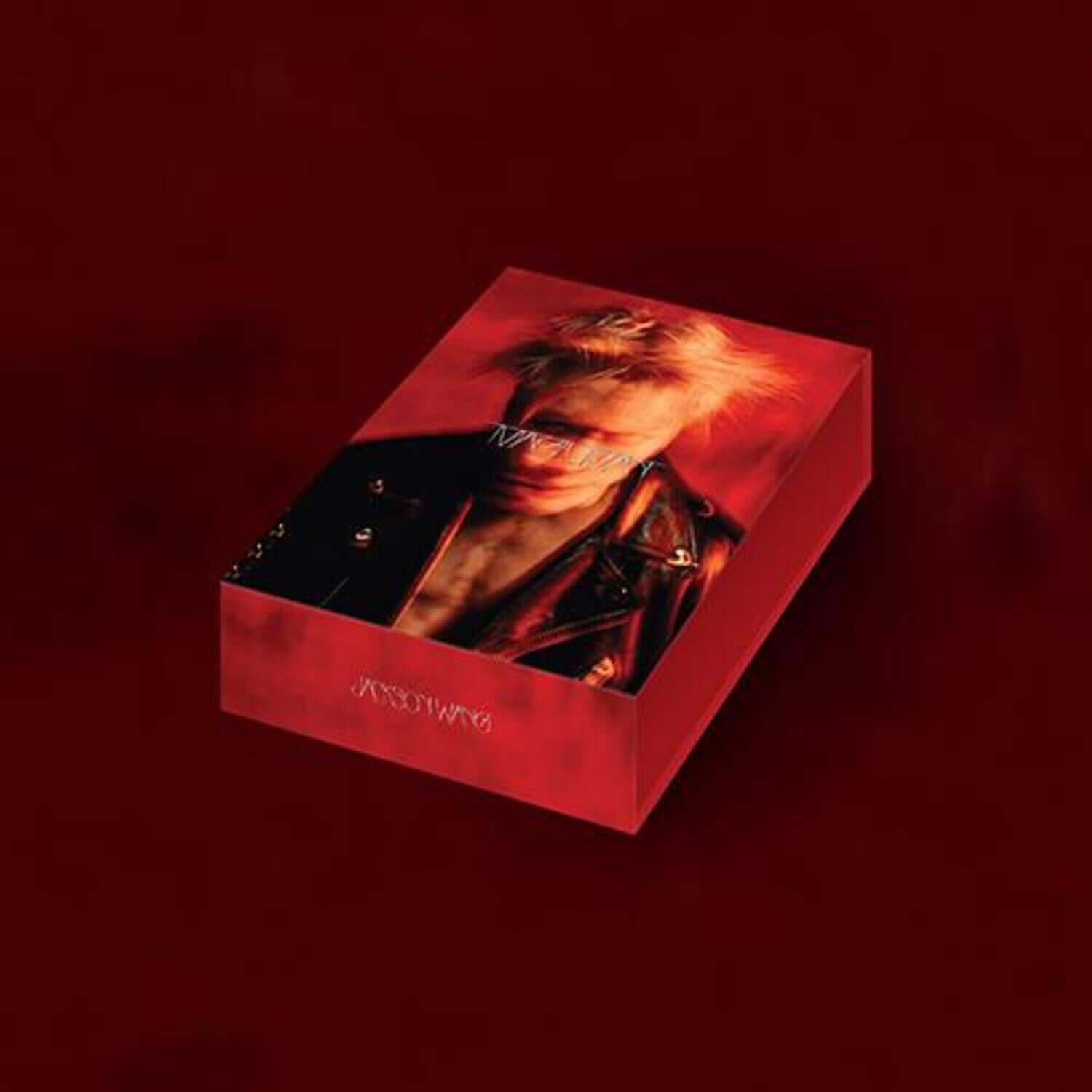 JACKSON WANG - [MAGIC MAN] (MAGIC MAN ver.) - Album Kpop : coffret rouge, portrait de JACKSON WANG, style audacieux