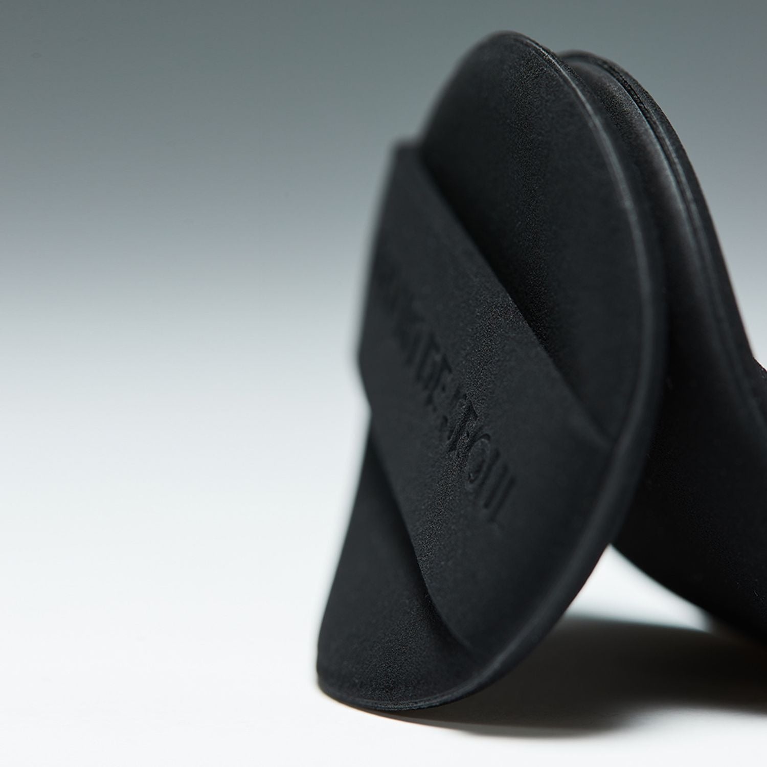 JAVIN DE SEOUL Wink Cushion Glow 16g, produit de la marque, gros plan sur l’emballage noir sur fond clair.