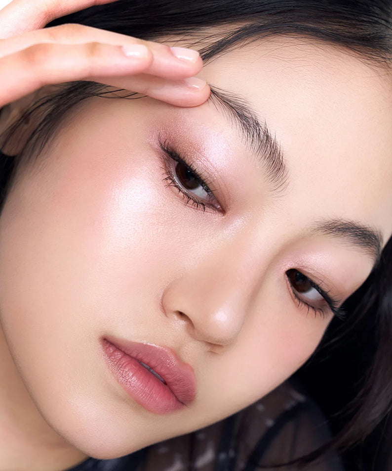 Femme portant le JAVIN DE SEOUL Wink Eye Shimmer Light, maquillage élégant et brillant pour les yeux.