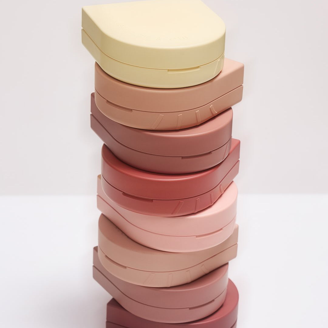 Empilement de pots sur fond clair : JAVINDESEOUL Wink Cushion Shade Primer 8g, marque JAVINDESEOUL, rendu maquillage