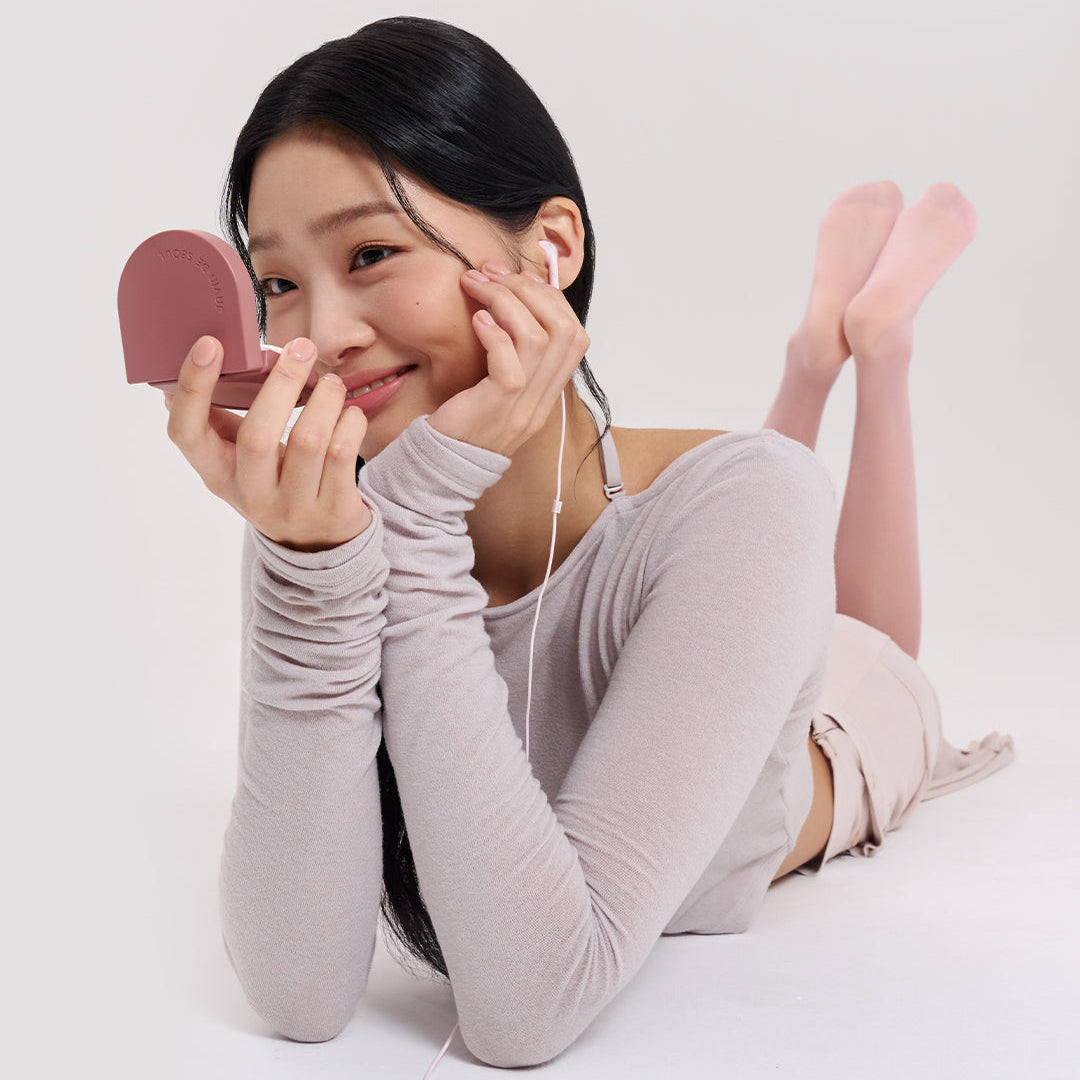 JAVINDESEOUL Wink Cushion Shade Primer 8g de marque JAVINDESEOUL, maquillage sur le visage, femme appliquant une base.