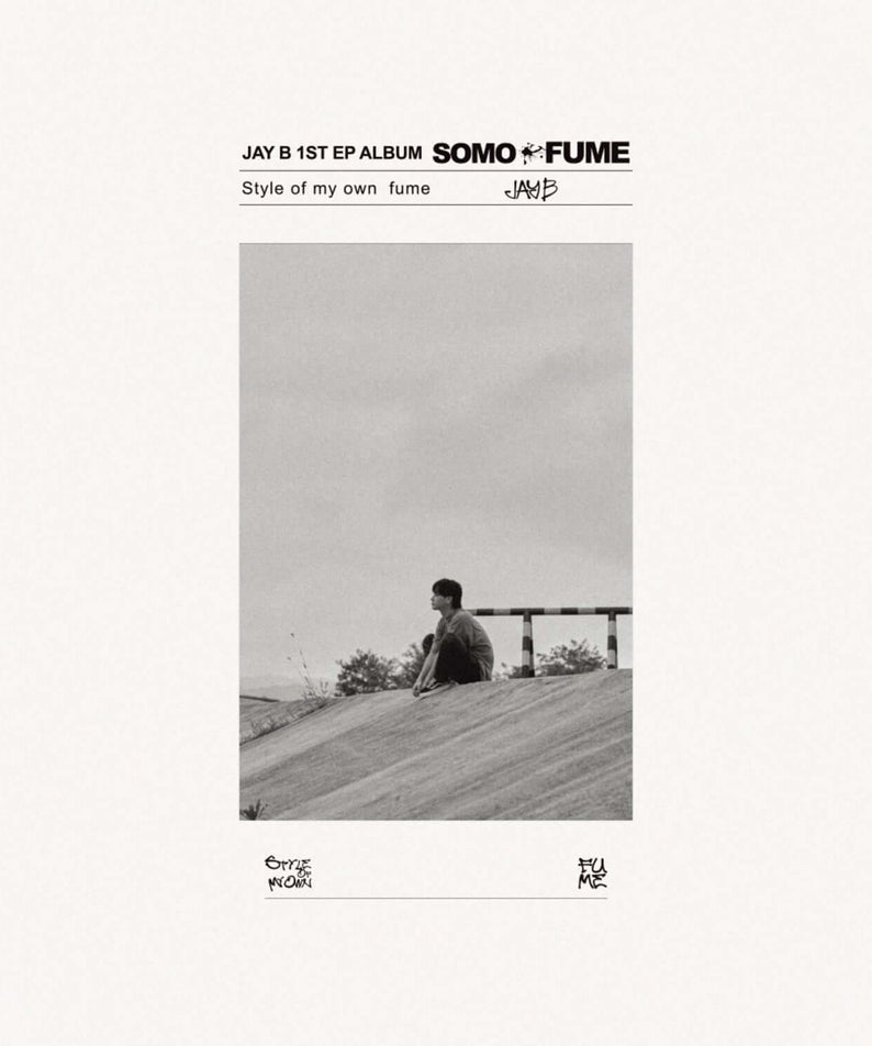 JAY B - JAY B 1st EP [SOMO:FUME] - Album Kpop : couverture monochrome, JAY B assis dehors, ambiance fumée