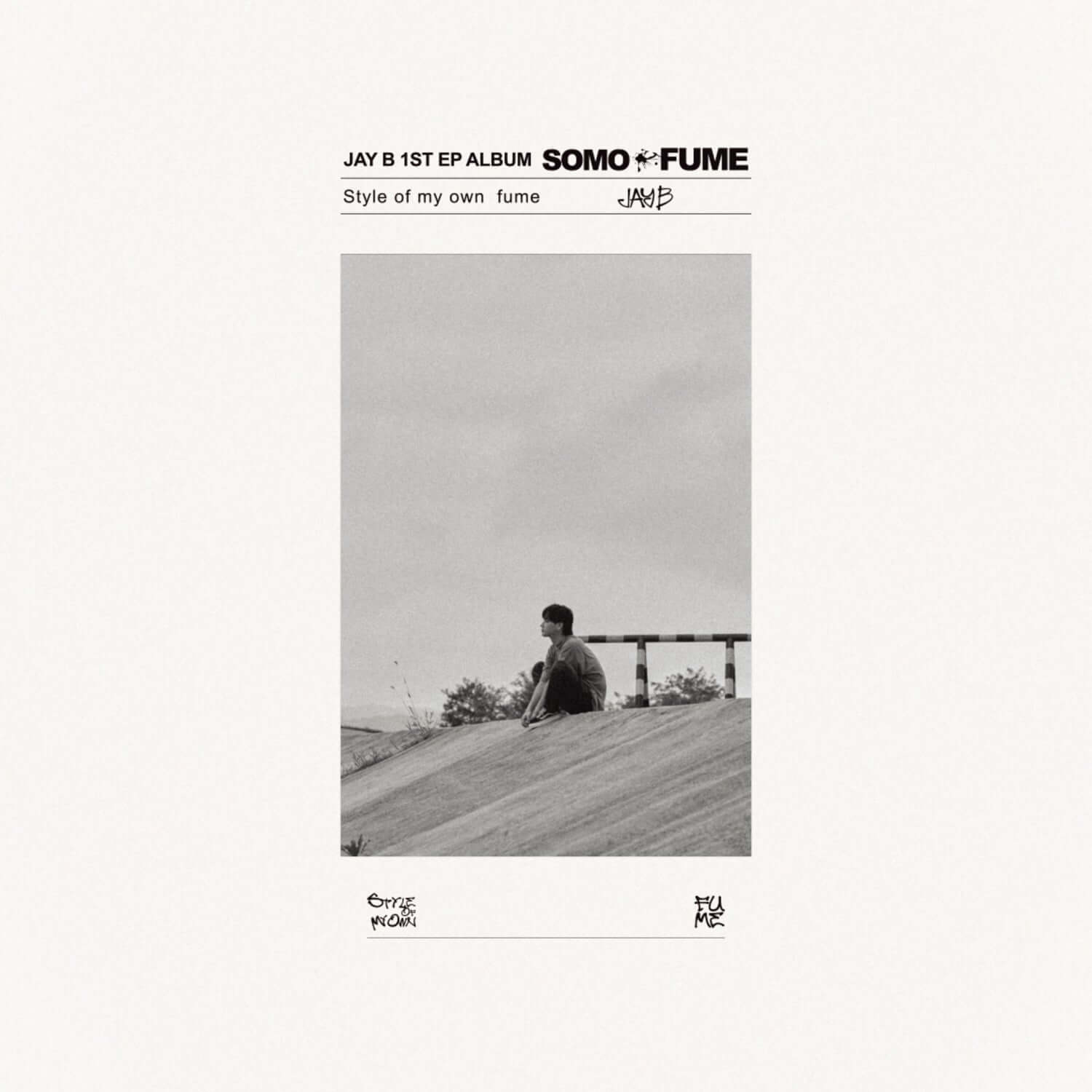 JAY B - JAY B 1st EP [SOMO:FUME] - Album Kpop : couverture monochrome, JAY B assis dehors, ambiance fumée