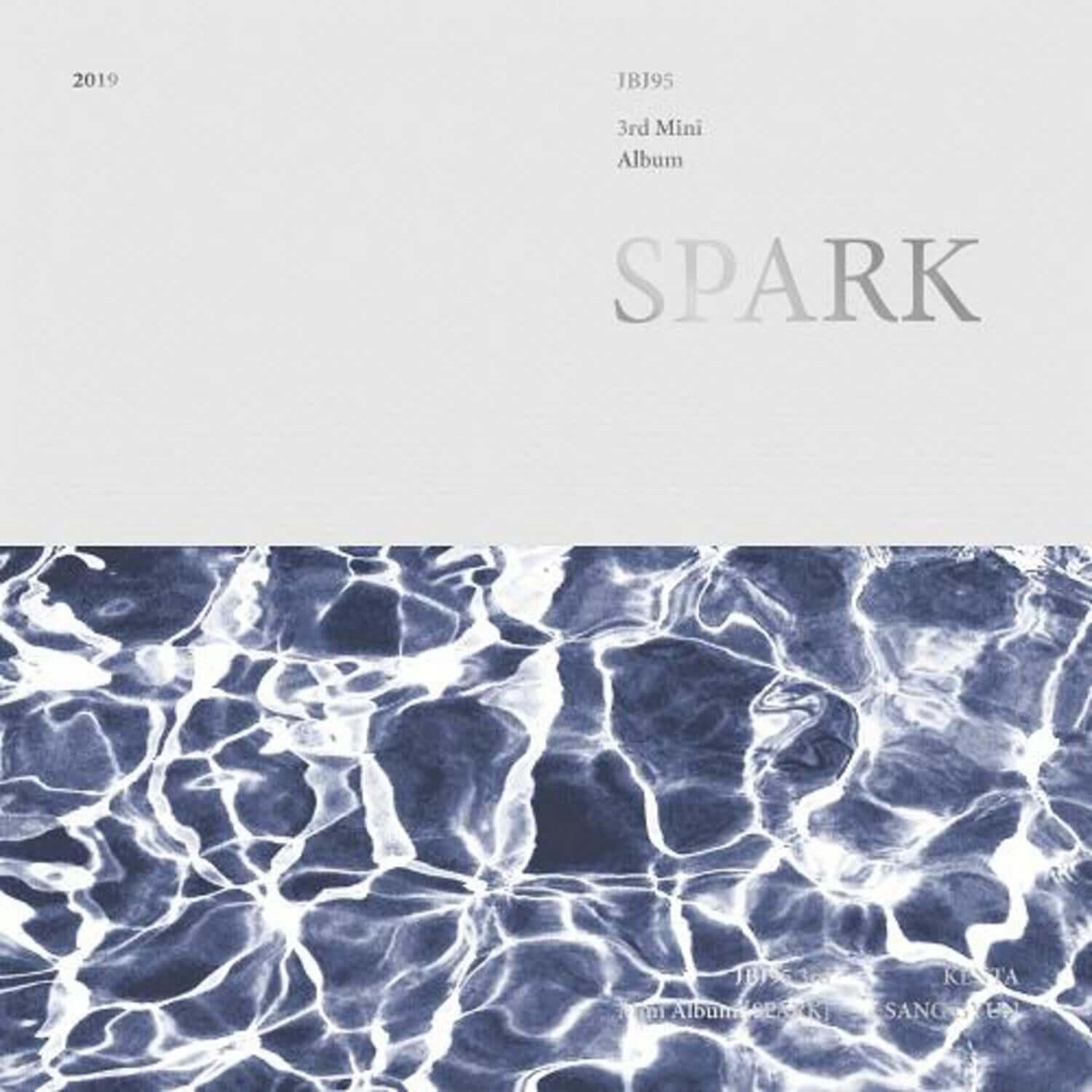 JBJ95 - 3rd Album [SPARK] Chapter. 1 Ver. - Album Kpop : couverture avec motif eaux bleues, design SPARK, style album 2019.