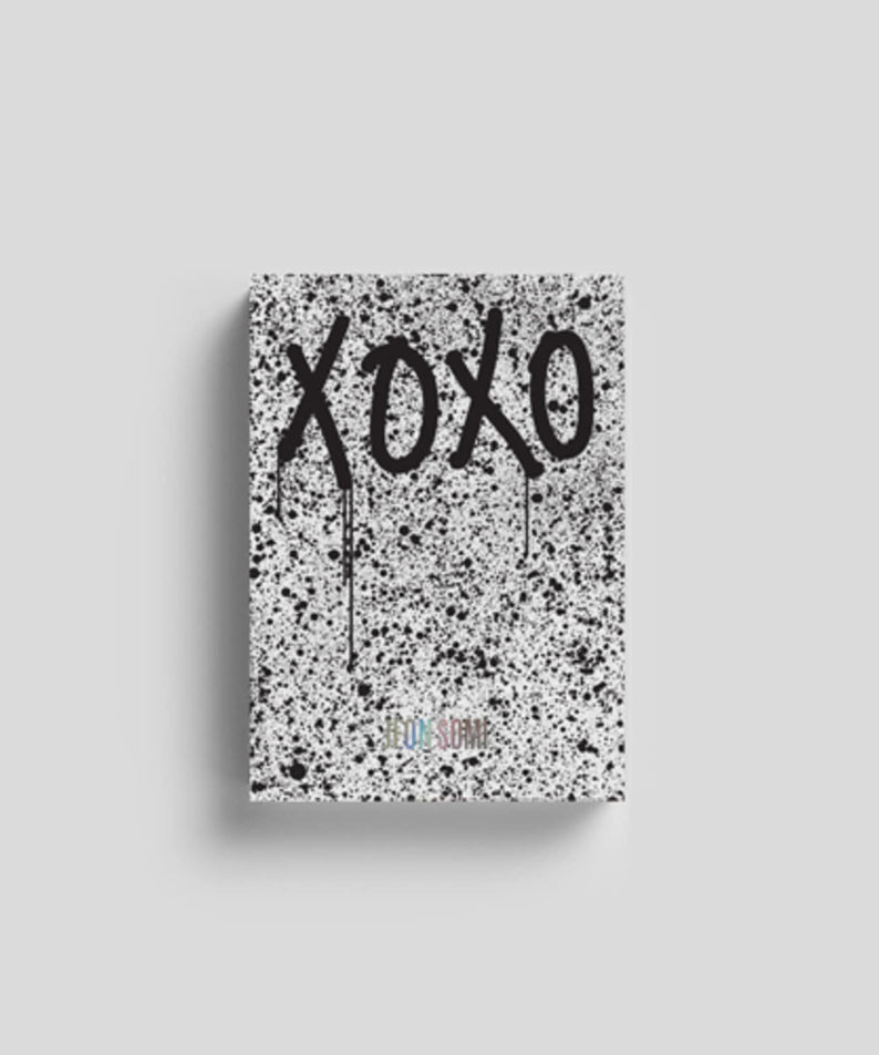 JEON SOMI - THE FIRST ALBUM [XOXO] (O ver.) - Album Kpop : pochette XOXO noire sur fond clair, style splash.