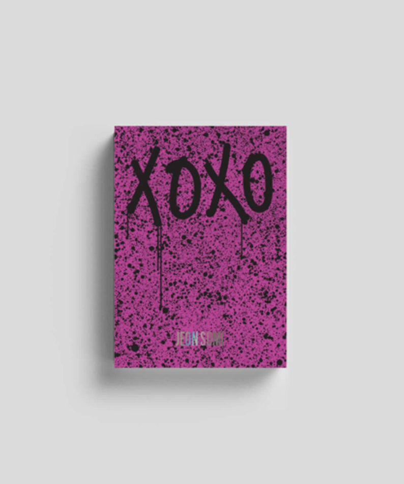 JEON SOMI - THE FIRST ALBUM [XOXO] (X ver.) - Album Kpop, jaquette rose violette avec logo XOXO sur fond clair.