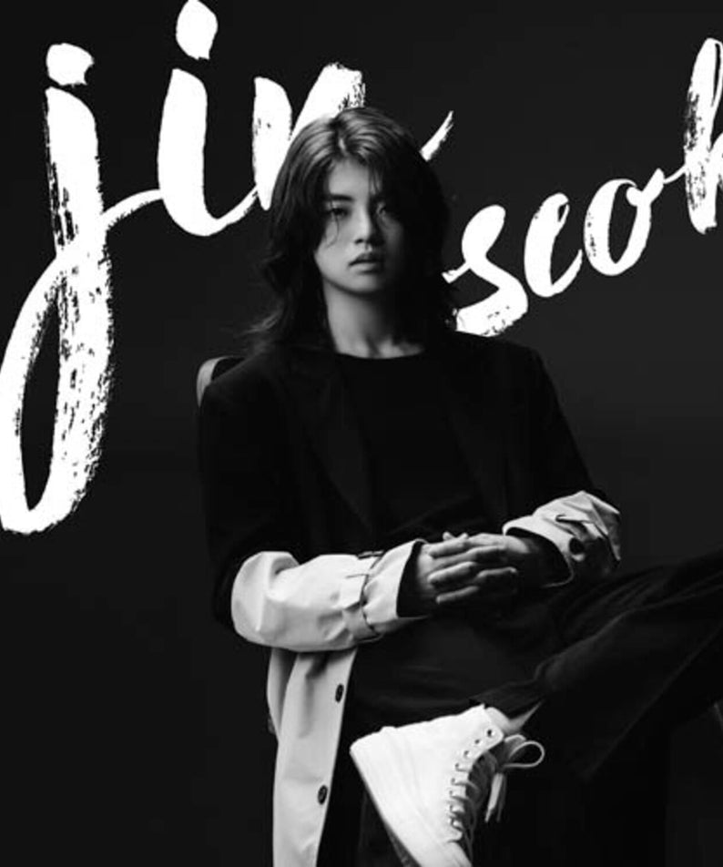 JI JINSEOK - [24 , ] - Album Kpop, visuel noir & blanc du chanteur sur fond sombre, ambiance “joint score”