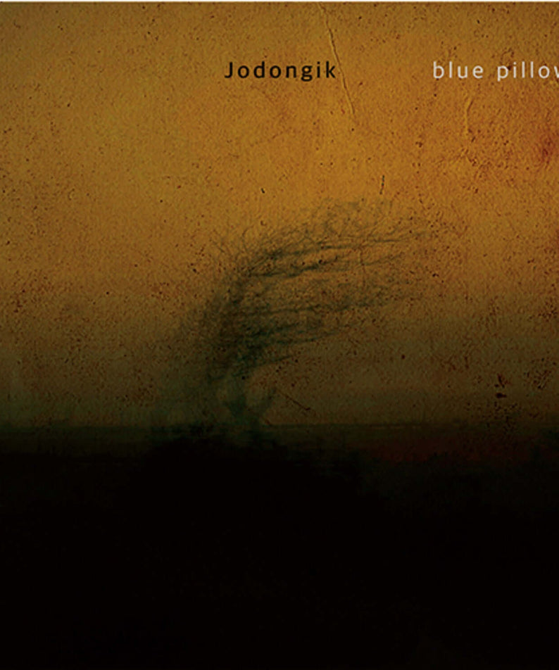 JO DONGIK - (Standard) - Album Kpop, pochette “blue pillow” au fond brun/noir, ambiance retro minimaliste.