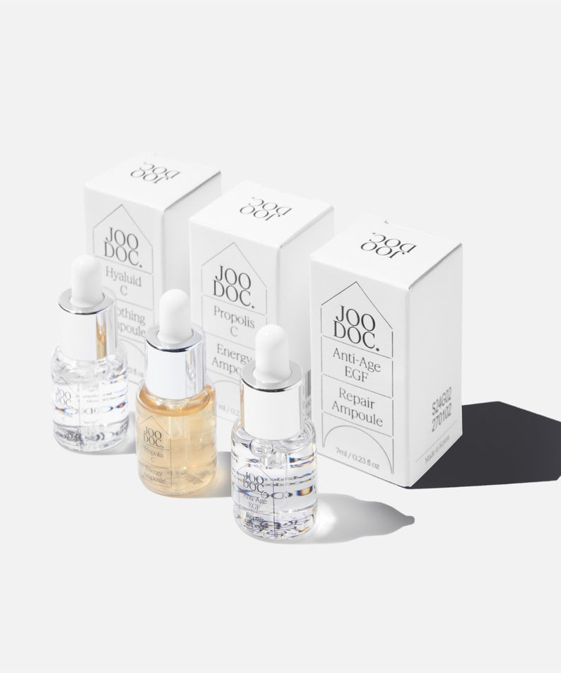 JOODOC  Barrier Glow 3-Piece Ampoule Routine Kit : ampoules et boîtiers blancs sur fond clair, routine barrière lumineuse.