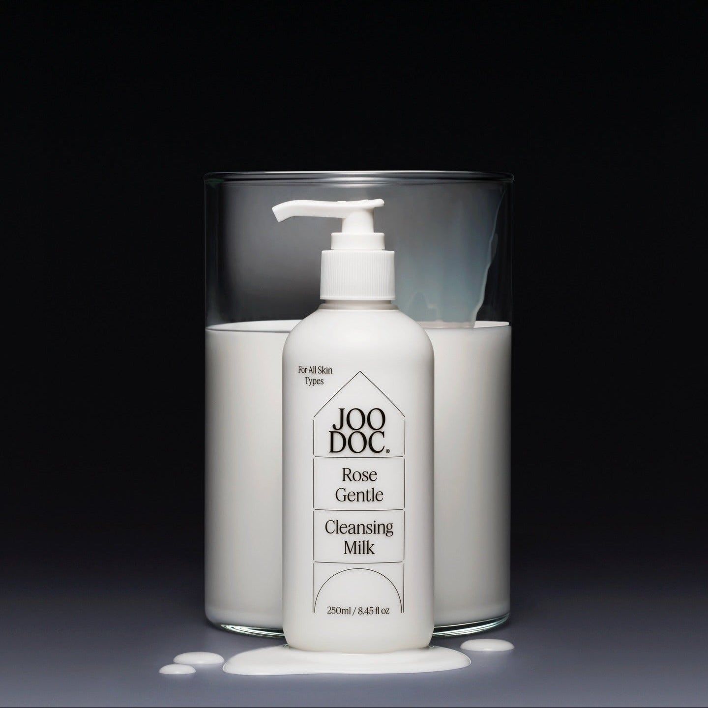 JOODOC  Barrier Protection Gentle Cleanser Set : flacon nettoyant doux JOODOC, fond studio sombre, pompe blanche