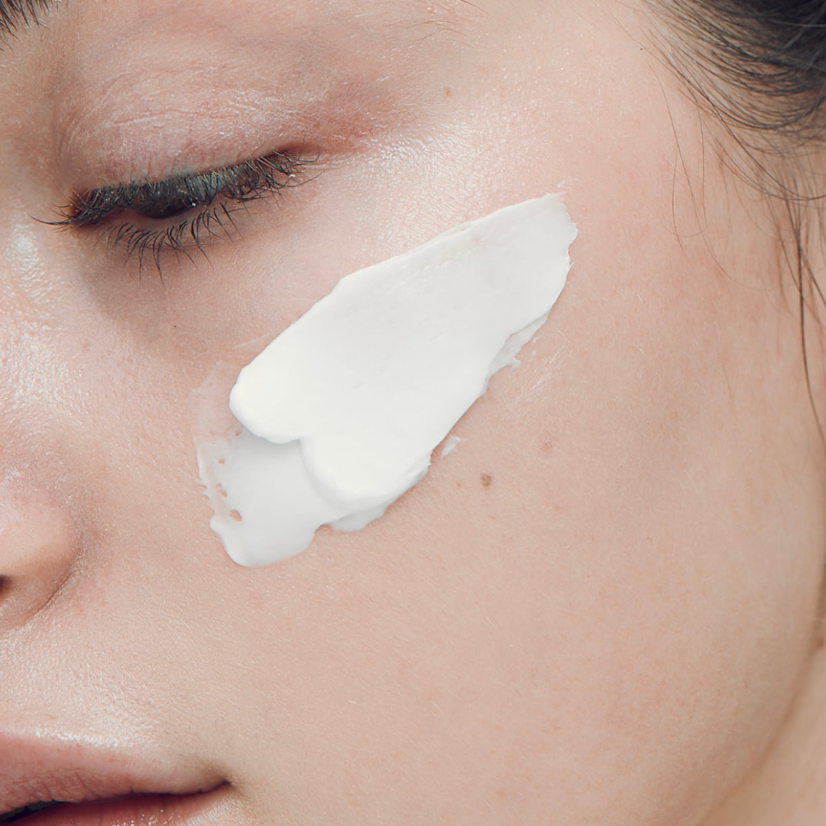 JOODOC  Cica-EGF Repair Rich Cream 80ml sur peau avec application de crème, visage en gros plan (cicatrisation)