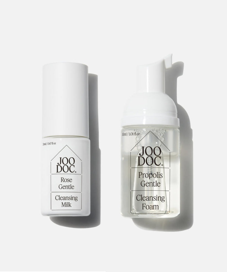 JOODOC  Cleansing Travel Kit 20ml+30ml : flacons de nettoyants en contexte blanc, marque JOODOC en vue.