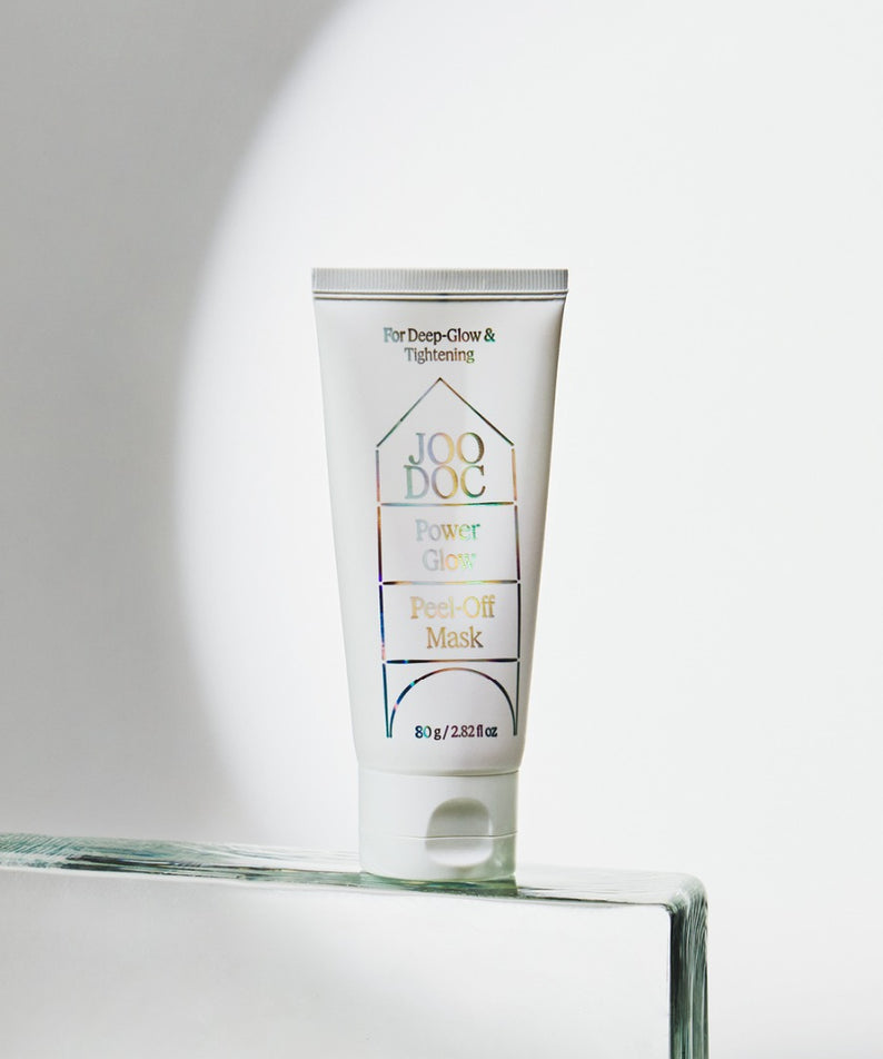 JOODOC Collagen High-Nutrient Radiance Pack 80ml, tube sur socle blanc et fond lumineux, photo produit studio