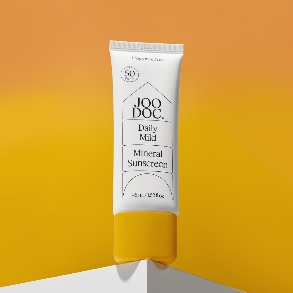 JOODOC  Daily Mild Mineral Sunscreen 45ml de la marque JOODoc, tube sur fond jaune, image produit en studio.