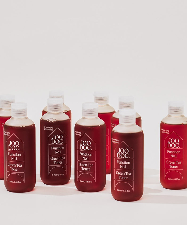 JOODOC  Function No. 1 Organic Green Tea 78% Toner 250ml, bouteilles rouges sur fond clair, vue produit marque JOODOC