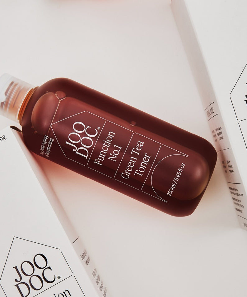 JOODOC  Function No. 1 Organic Green Tea 78% Toner 250ml, flacon brun sur fond blanc, emballages JOODOC.