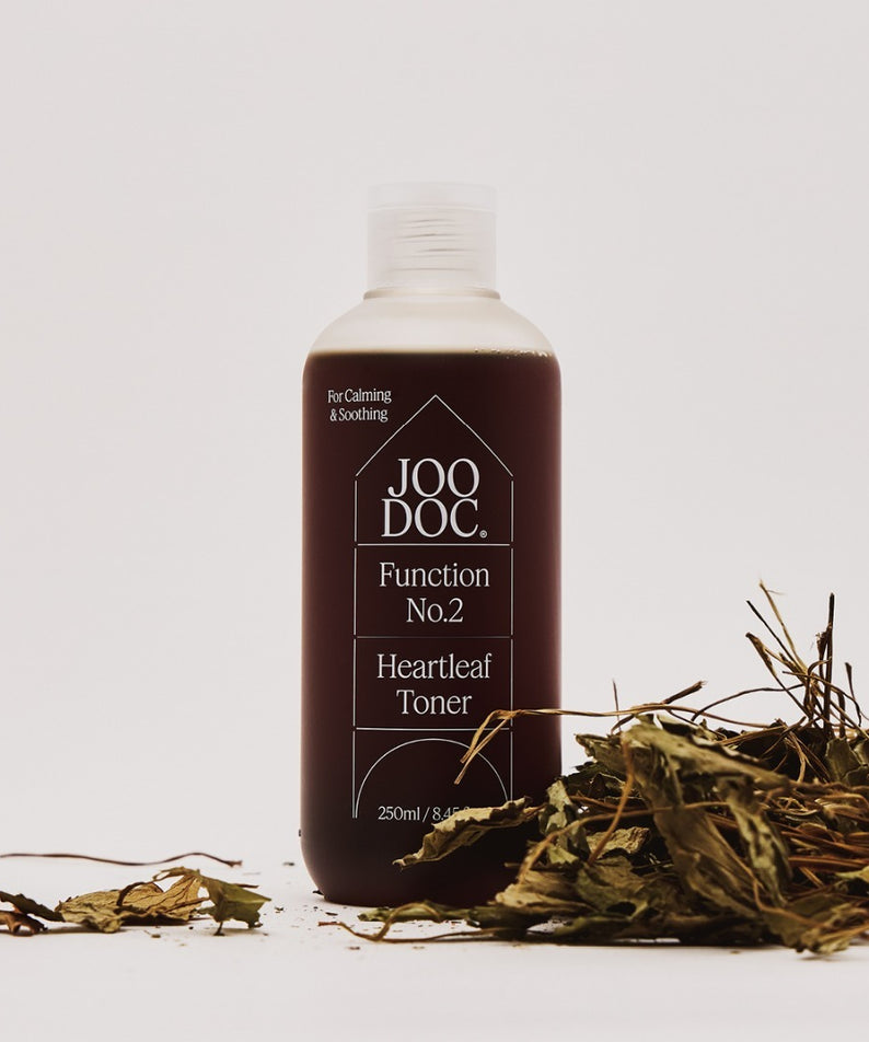 JOODOC  Function No. 2 Organic Mugwort 88% Toner 250ml, flacon sur fond clair avec feuilles de mugwort, contexte skincare