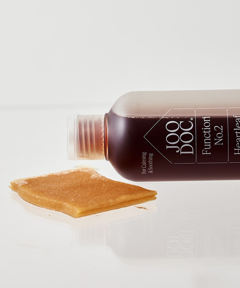 JOODOC  Function No. 2 Organic Mugwort 88% Toner 250ml, bouteille brune et produit sur fond blanc lumineux