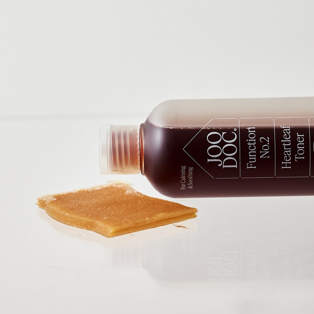 JOODOC  Function No. 2 Organic Mugwort 88% Toner 250ml, bouteille brune et produit sur fond blanc lumineux
