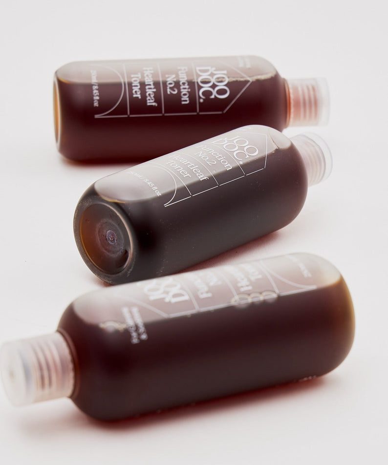 JOODOC  Function No. 2 Organic Mugwort 88% Toner 250ml, flacons bruns sur fond blanc, vue produit en gros plan.