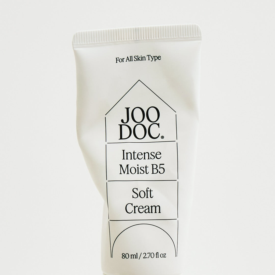 JOODOC  Intense Moist B5 Soft Cream 80ml, crème hydratante en tube blanc sur fond clair minimaliste.