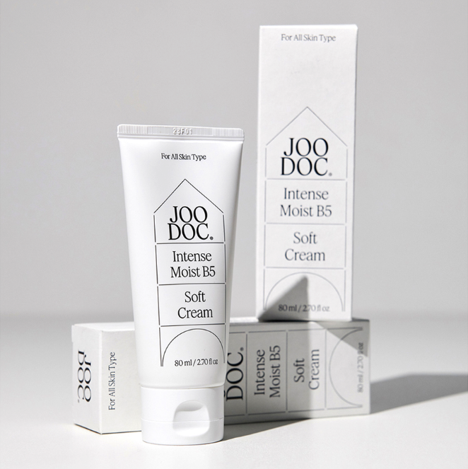 JOODOC  Intense Moist B5 Soft Cream 80ml, crème hydratante sur fond clair avec tube et étui, marque JOODOC visible.
