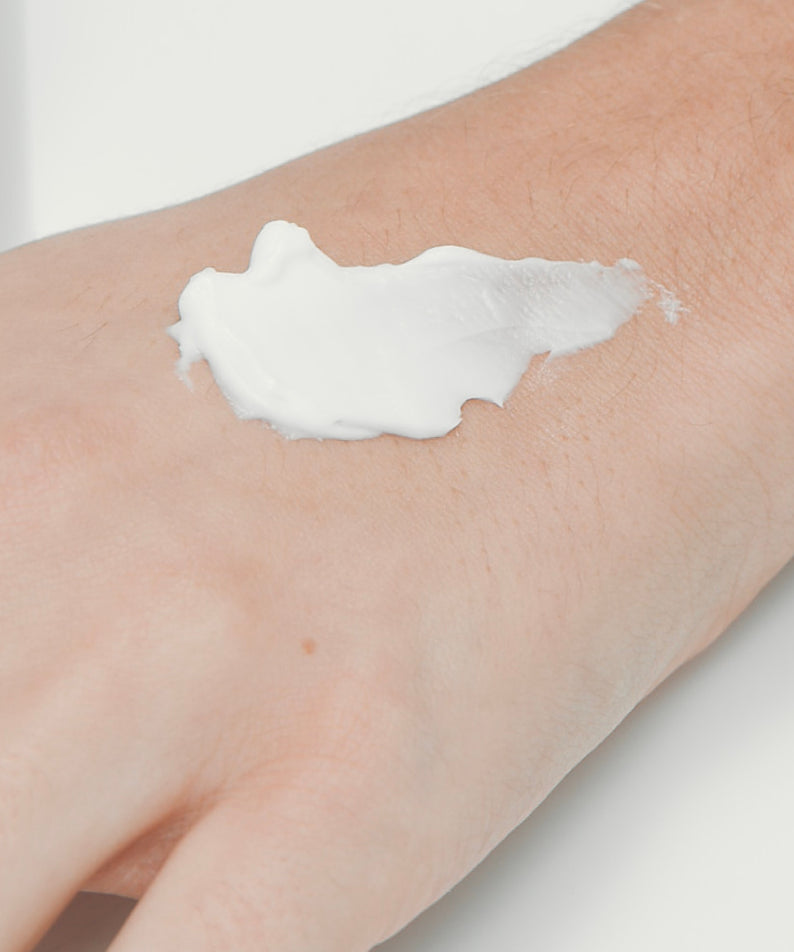 JOODOC  Intense Moist B5 Soft Cream 80ml, crème hydratante appliquée sur peau, texture blanche, gros plan.