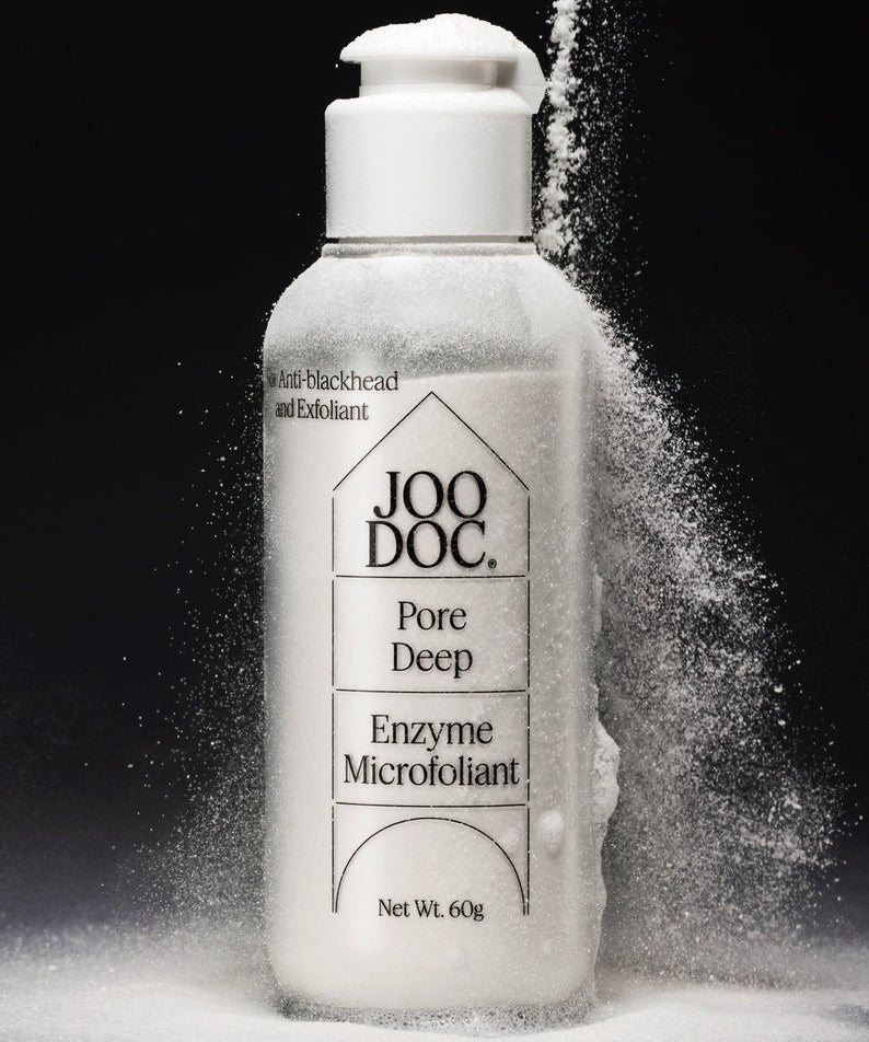 JOODOC  Pore Deep Enzyme Microfoliant 60g, flacon cosmétique sur fond noir avec poudre exfoliante, contexte studio.