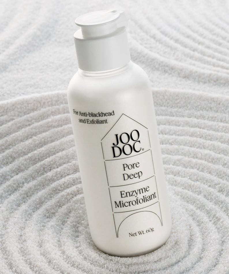 JOODOC  Pore Deep Enzyme Microfoliant 60g, flacon sur tissu texturé gris, produit beauté en gros plan.