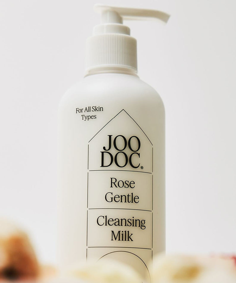 JOODOC  Rose Gentle Cleansing Milk 250ml : lait nettoyant à la rose, flacon pompe sur fond clair, style cosmétique.