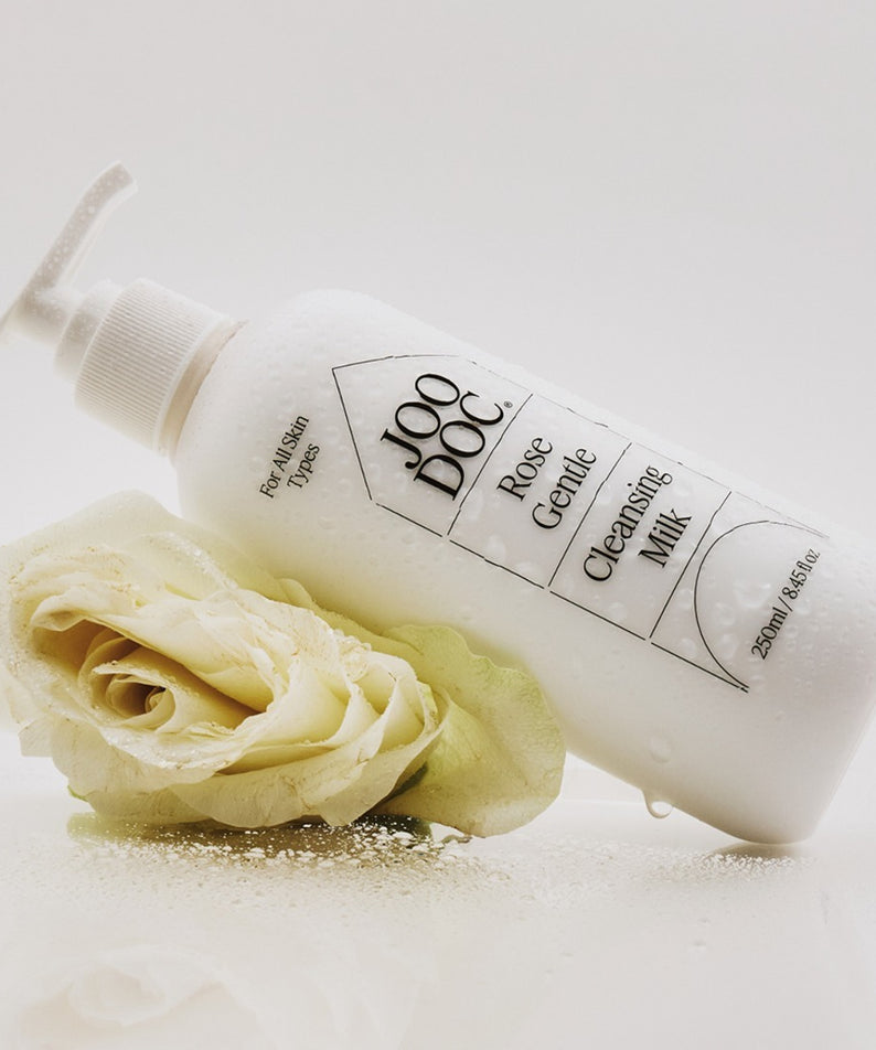 JOODOC  Rose Gentle Cleansing Milk 250ml : flacon crème blanche et rose sur fond clair, marque JOODOC en gros plan.