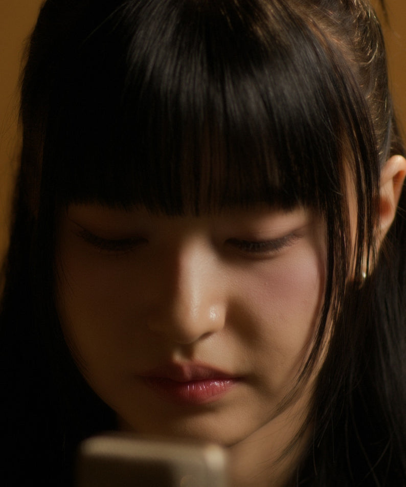 JOY - [Deep inside] - Album Kpop, jaquette avec portrait féminin sombre, ambiance chaleureuse, style photo studio.