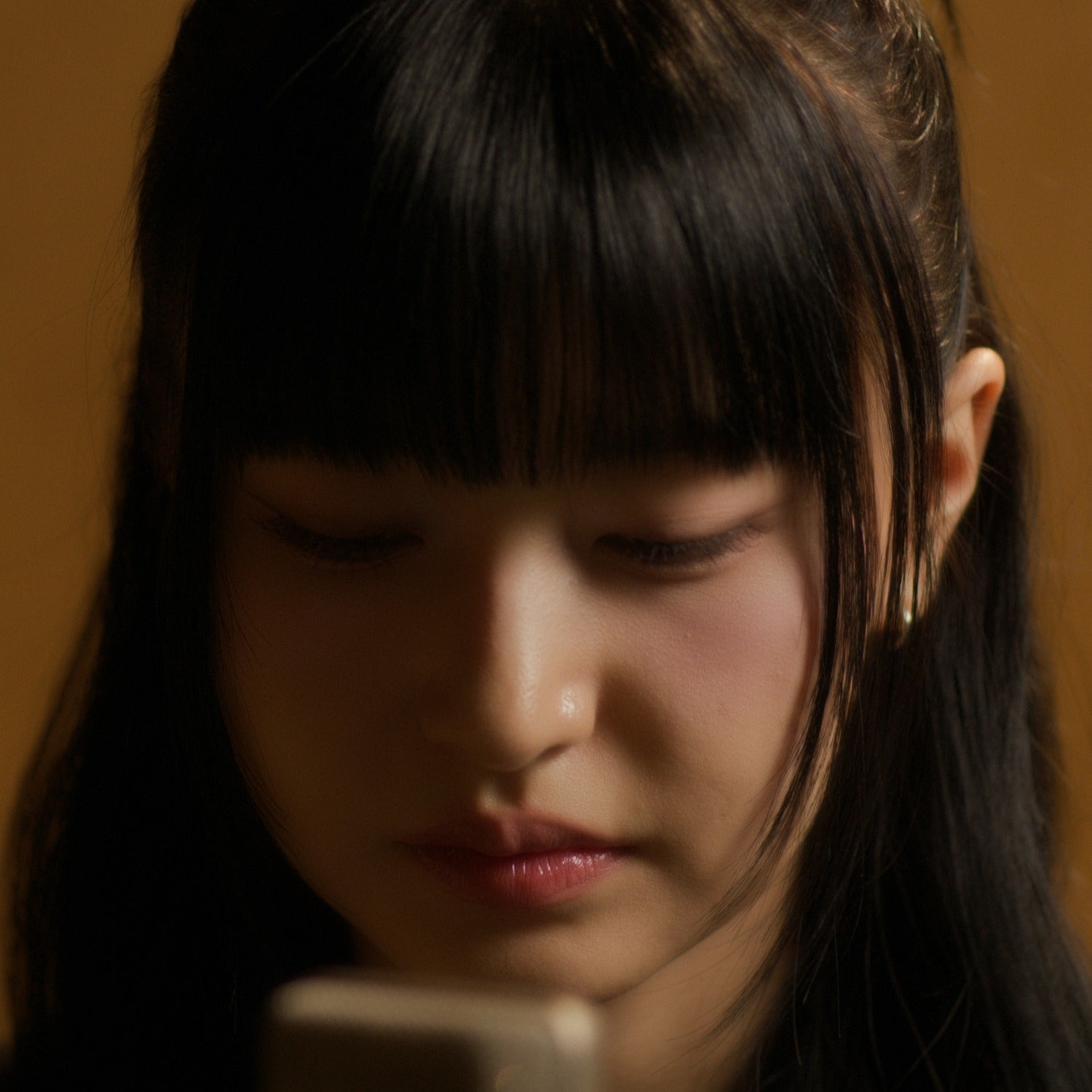 JOY - [Deep inside] - Album Kpop, jaquette avec portrait féminin sombre, ambiance chaleureuse, style photo studio.