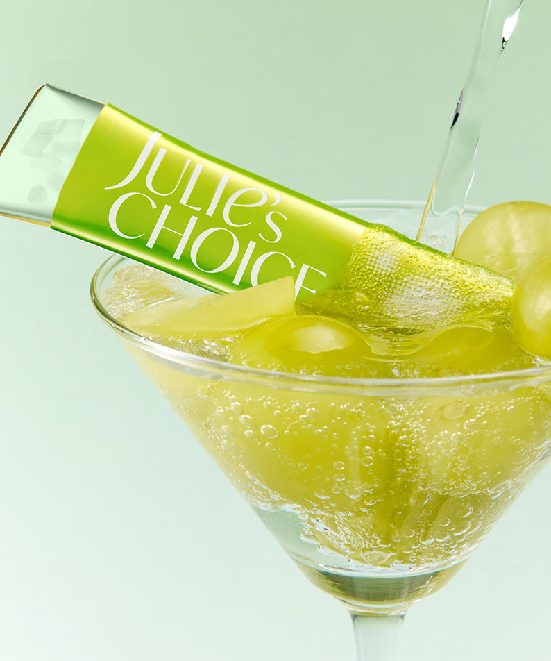 JULIE'S CHOICE Vita Glow Collagenthione Jelly 14 Packets : flacon vert, verre de gelée jaune éclaboussures, fond clair.