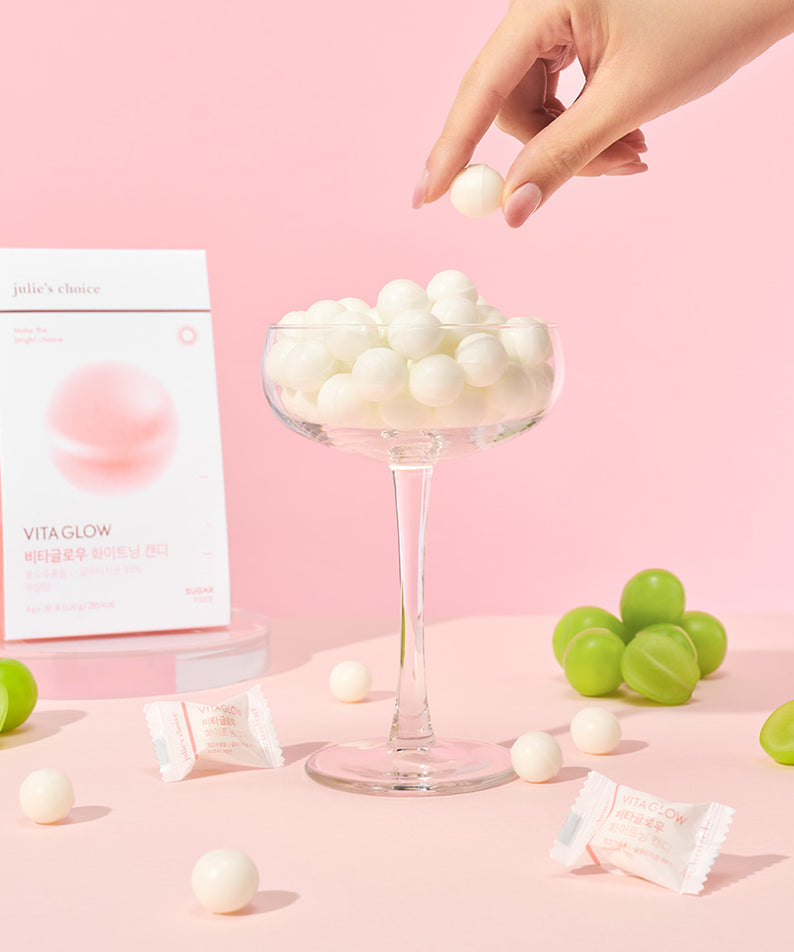JULIE'S CHOICE Vita Glow Whitening Candy, gros plan sur la boisson et bonbons sur fond rose, marque visible