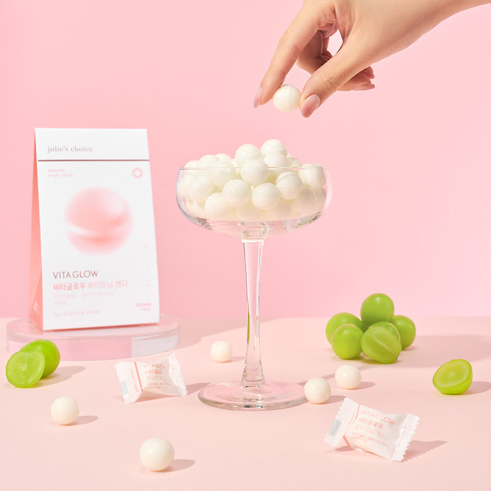 JULIE'S CHOICE Vita Glow Whitening Candy, gros plan sur la boisson et bonbons sur fond rose, marque visible