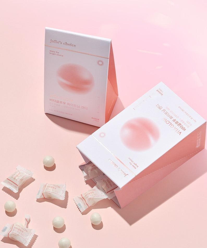 JULIE'S CHOICE Vita Glow Whitening Candy de la marque, photos produit sur fond rose pastel, bonbons éclaircissants visibles.