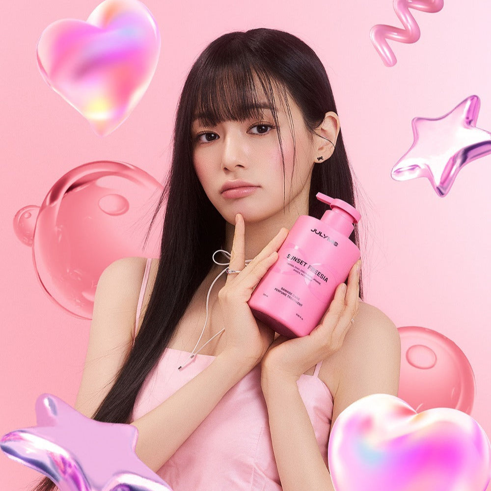JULYME Damage Care Perfume Hair Treatment 500ml, bouteille rose de la marque JULYME sur fond rose avec une femme