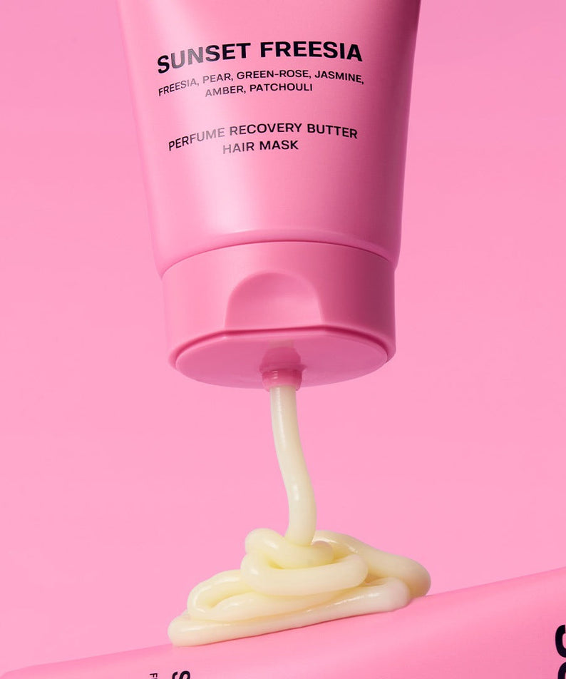 JULYME Perfume No-Wash Repair Hair Pack 150ml, crème capillaire rose, marque sur flacon, contexte visuel en gros plan.